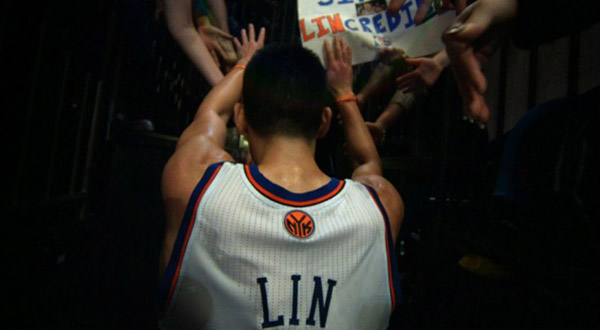 Jeremy Lin pushing back fans in the crowd